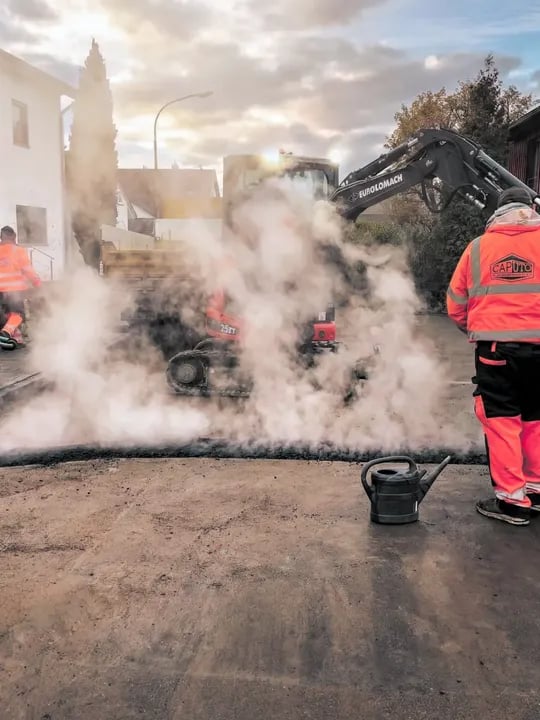 Asphaltarbeiten finden statt in einem Wohngebiet in Deutschland