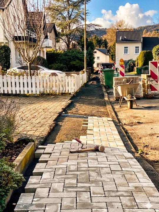 Gehweg ist halb gepflastert in einem Wohngebiet in Deutschland